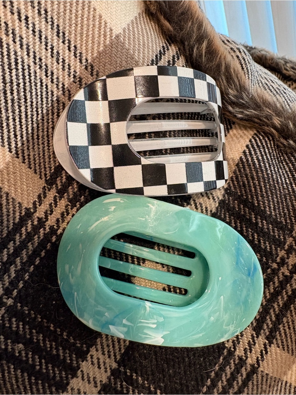 Set of 2 acrylic hair clips